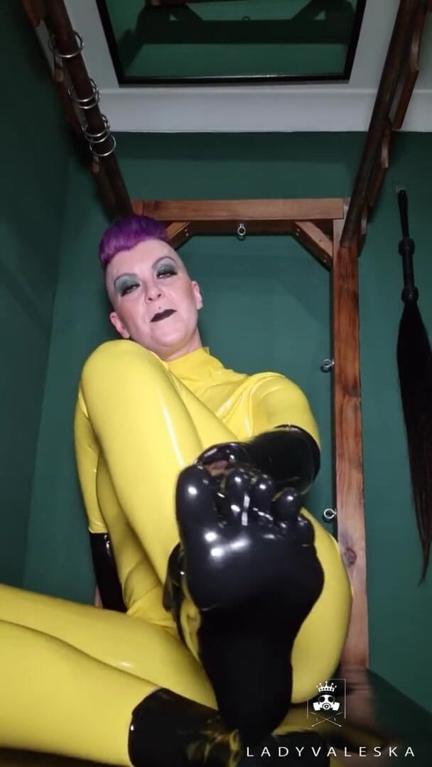 Lady Valeska: Venerare de picioare și mănuși din latex