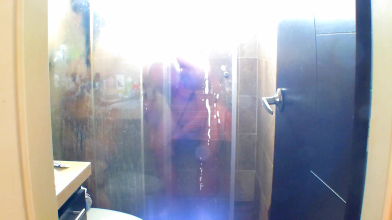 ADAMANDEVE: J'ai surpris ma voisine sous la douche avec Garabas et...