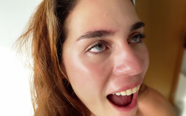 April BigAss: Učitelka děvka dělá špinavý zadek do pusy a polyká špinavé sperma!