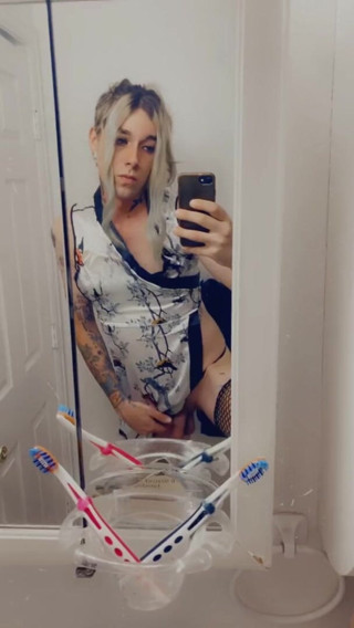 CarmenMelatonin: Kimono babe wants to play