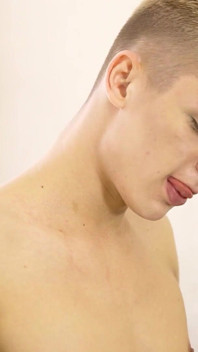 Alex se předvádí