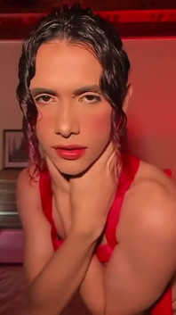 Femboy brucia di desiderio e mostra il suo corpo sensuale