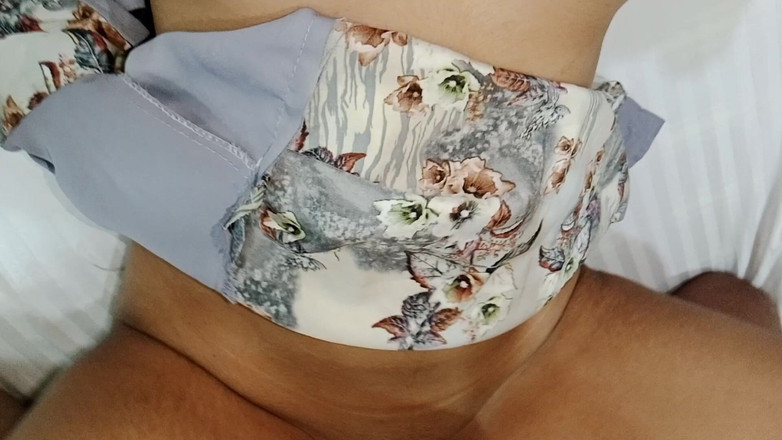 Evasexy02: Titel: Bhabhi betrapt op genieten met de vriend van haar...