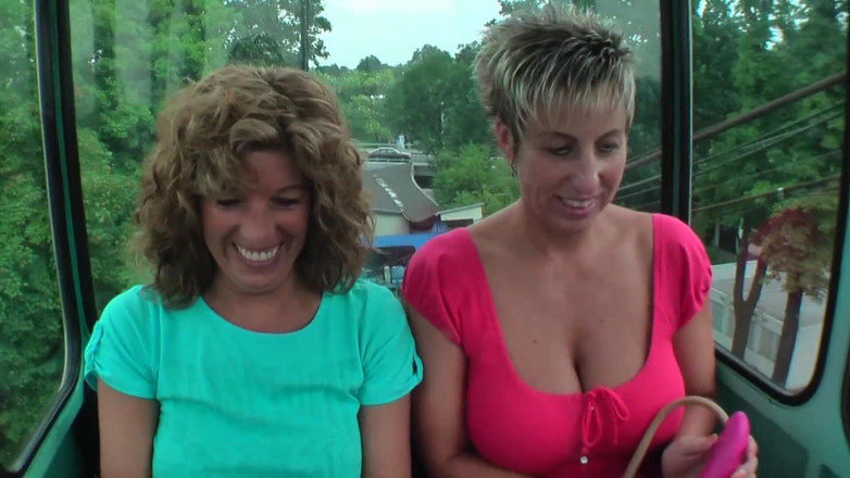 Lesbian Stories: Prsaté milfky potěší své mokré kundičky