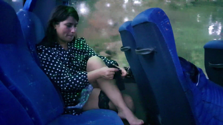 ExpressiaGirl: Am filmat o fată țâțoasă care se masturbează într-un autobuz