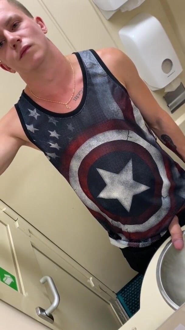 Falcon Al: Saya hampir kencing diri saya semasa mengambil Kamera. dalam Tandas...