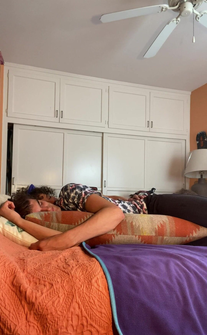 VibeWithMommy: Збуджена мама приходить додому після ночі з друзями. Не досконалий, але його справжня