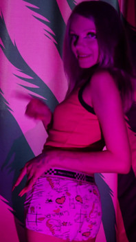 ¡Striptease con tetas pequeñas y coño rapado!