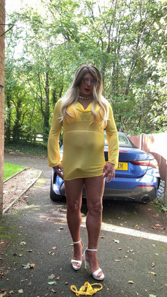 Kellycd2022: Kellycd2022 sexy în rochie galbenă see thru și tocuri