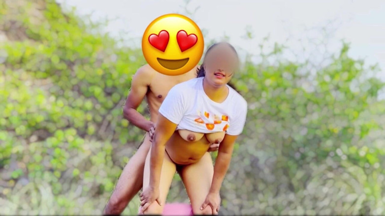 Fuckkkker: Desi dorfmädchen hat sex mit nachbarin im dschungel, volles Hindi-audio