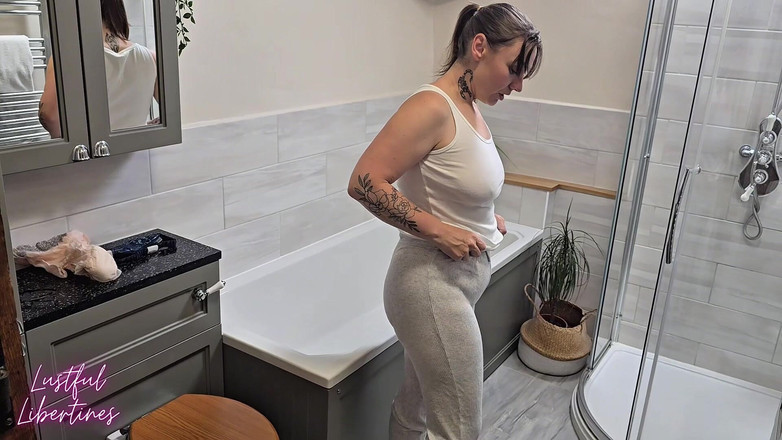 Lustful Libertines: Förödmjukande vätning framför kollega