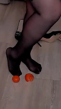 Mandarinas Bajo Mis Pies... Y Tus Fantasías Están En Mis Manos.