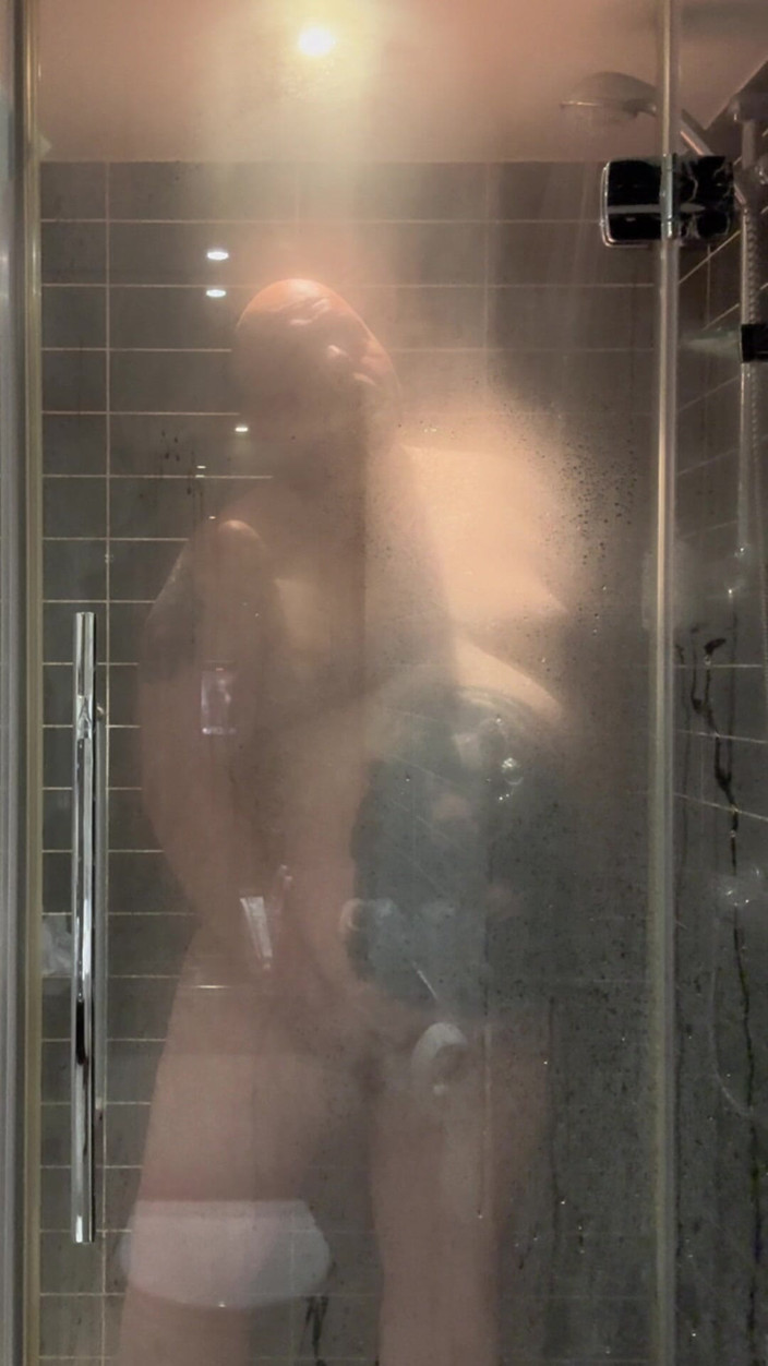 BigBearFrankfurt: Masturbace ve sprše