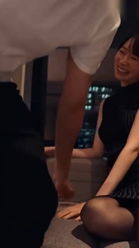 终极苗条诱惑。完美的曲线和撕裂的丝袜导致无休止的痴迷在一起。