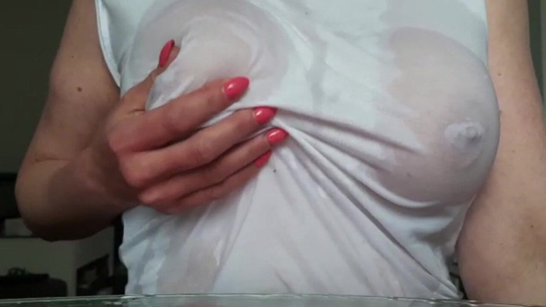 Aqua Pola: Sutki orgazm i następne chłodzenie poprzez zwilżenie mojej koszulki