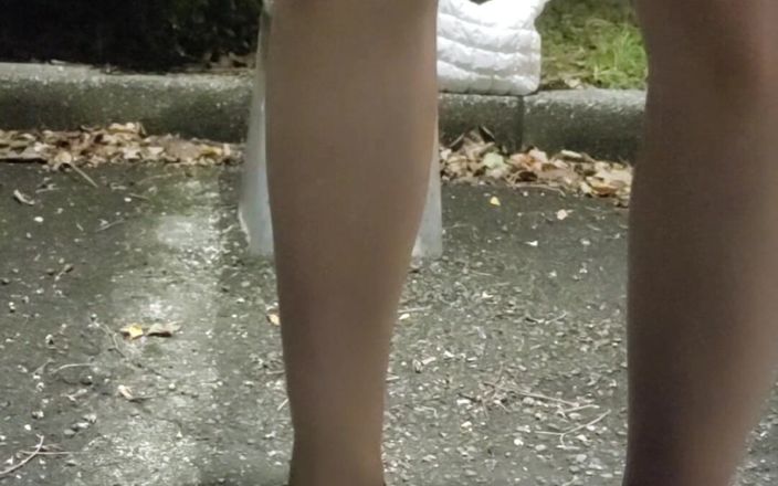 Taiwancdgirl: 딜도와 속옷을 입고 외출.