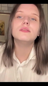 Eldiven içinde sigara içiyor