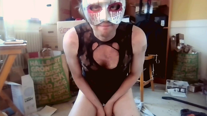 Oznob Oznofla: Sissyboy khoe bộ sưu tập đồ chơi tình dục của mình