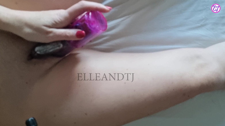 elleandtj: Masturbuje s vibrátorem