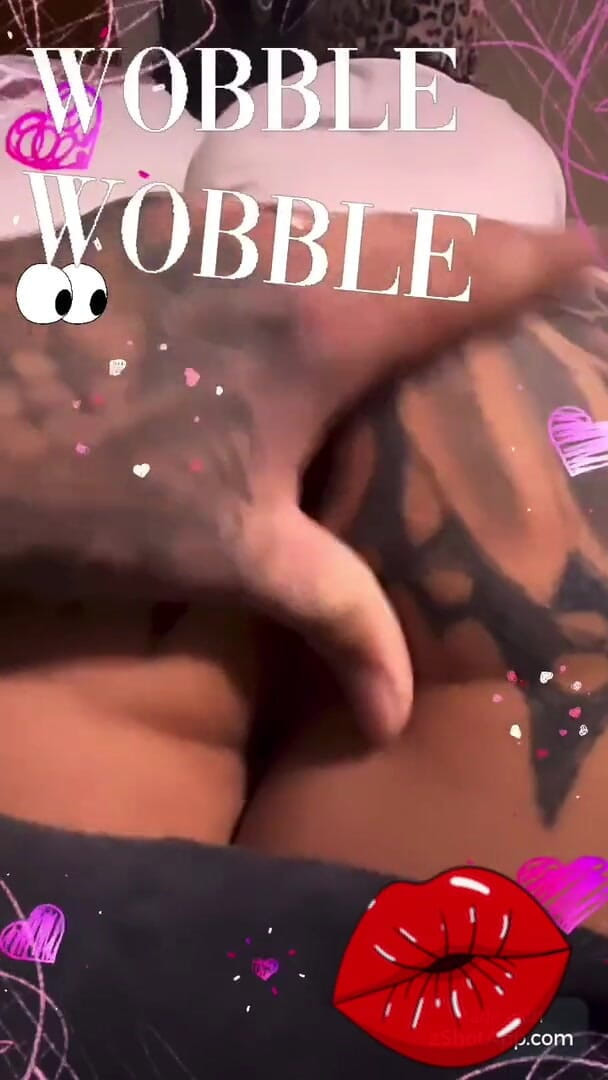 MzKiTTy91: Wiebelen met grote pawg kont wiebelen