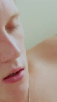 Il giovane ragazzo roccio dopo una passeggiata gioca con il suo cazzo