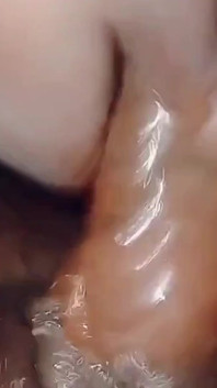 Lei è un pacchetto completo, ha una grandi tette, un gran culetto, la figa bagnata e può twerka su un cazzo