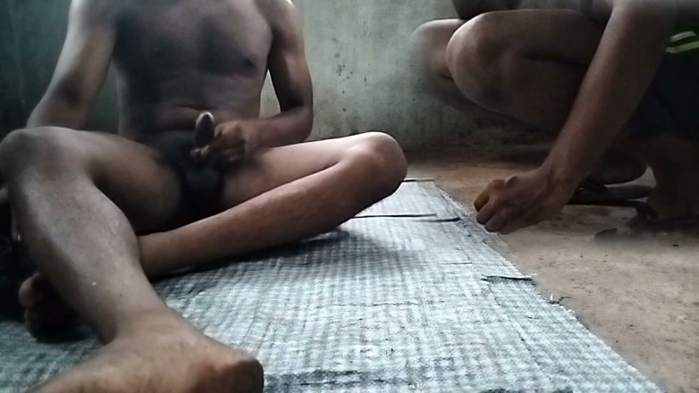 Desi Tits: Ayah tiri tetangga ngentot cowok kembar di tengah curah hujan...