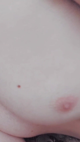 Kitty_Cross: ホットなシシーがゆっくりと身をかがめながら官能的な視線を送る