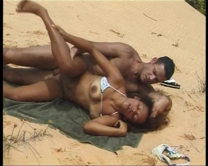 Deutsche Frauen: Negra gata da Alemanha é fodida na praia