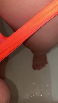 Ze verrast me door te plassen als ik in haar bikini ejaculeer