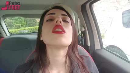 Smokin Fetish: Dobře vypadající Petra kouří ve svém autě