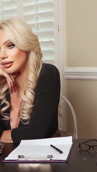 Nữ quyền tóc vàng hấp dẫn Brittany Andrews thủ dâm và rên rỉ!
