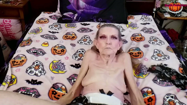 Sexy Sandra N Sir Christopher: GILF služka si drží svou práci sexy Sandra Halloween 2026 Sólo
