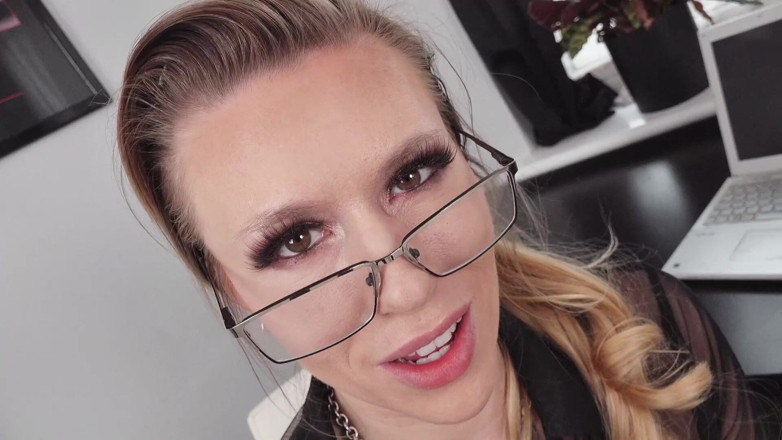 Michelle Moist: Secretaria de oficina cachonda masturbándose en el trabajo