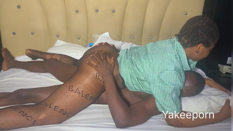 Yakeeporn: मेरे पड़ोसियों के बेटे से अच्छी चुदाई