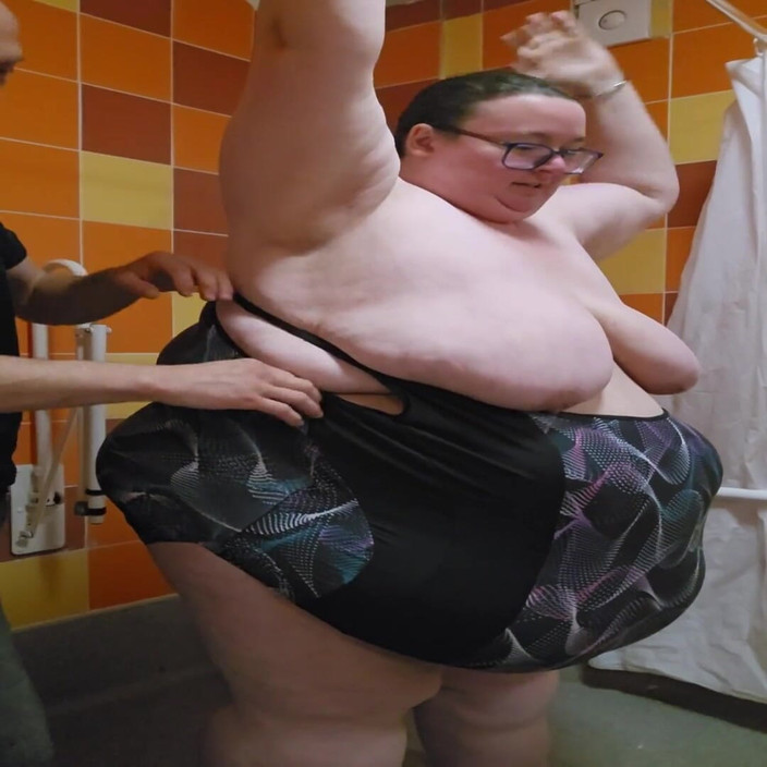 SSBBWLadyBrads: Schwimmkostüm anprobieren