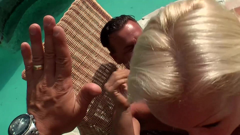 Big Boobs Babe: Venkovní blondýna DP vášeň u bazénu