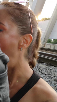 Sexo público arriscado perto da ferrovia