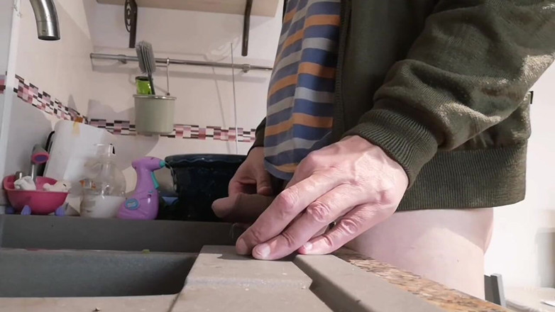 Rafael Torreano: Дрочу, кончаю и писаю на кухонную раковину