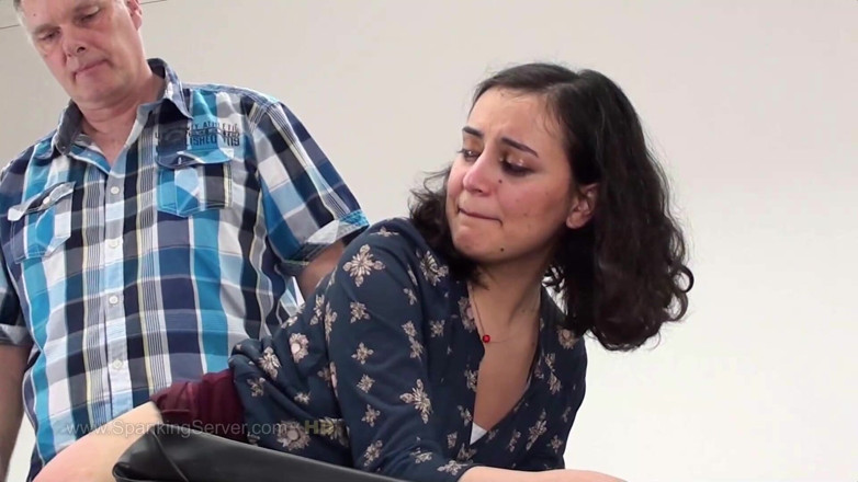 Spanking Server: Yasmeena biciuiește curul stăpânului ei