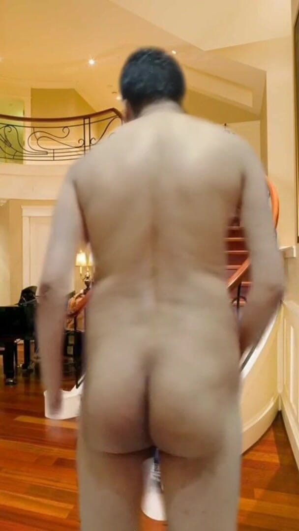 Cute & Nude Crossdresser: Naked boy in virtual hallway shows his sexy nude body...