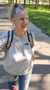 Lukerya, femme au foyer sexy, après une promenade dans le parc