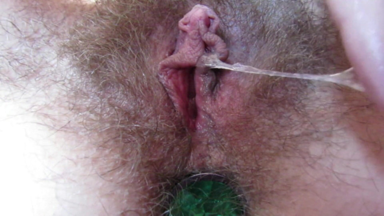 Cuteblonde666: Amatuer blond kostka lodu drażni swoją owłosioną cipkę masturbuje się...