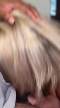 섹스와 애널 훈련을 위해 오후에 미스터플루어에게 돈을 지불하는 Leah Layz