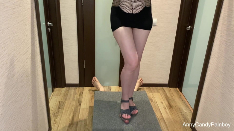 AnnyCandyPainboy: Une fille punit une bite sur le tableau de traite