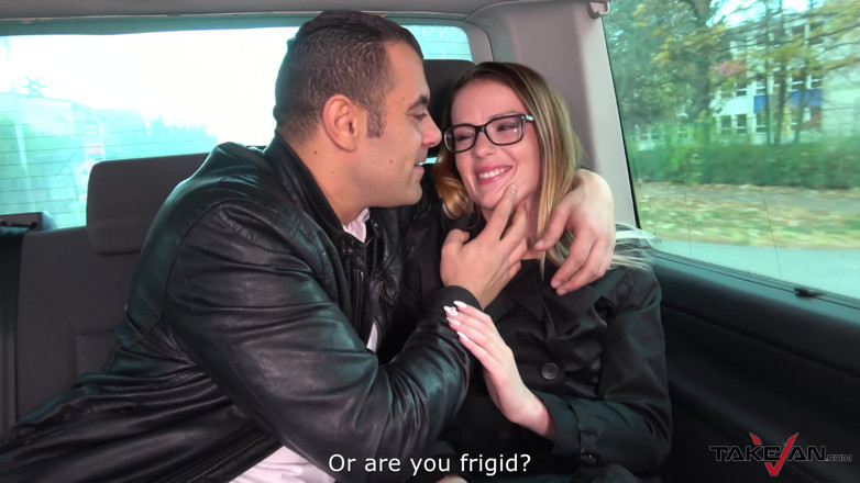 Take Van: Une secrétaire sexy convaincue de baiser dans une camionnette avec...