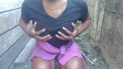 Super sexy ebony cuties: 挤压我的胸部扭曲我的乳头在户外撒尿