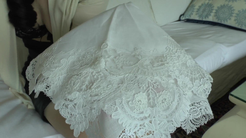 Lady Victoria Valente: Adulmecăm batiste albe, regale din dantelă - Doamna Victoria Valente