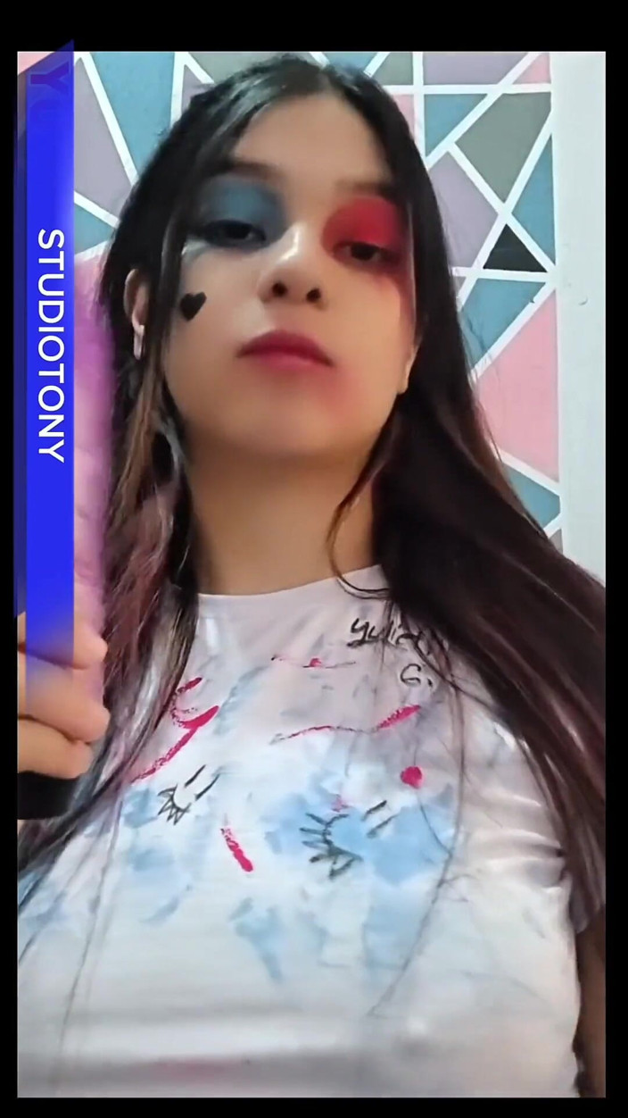 Yulieth Gomez: Grande meia-irmã tem que compartilhar uma cama de férias