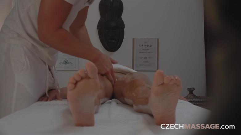 Czech Massage: Czeski masaż 65: Gwiazda porno lubi głębokie ruchanie od swojej napalonej...